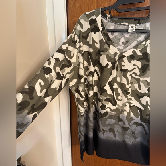 New without tags, ladies long sleeve camo pullover, size XL, by Sew in Love - Picture 11 of 14